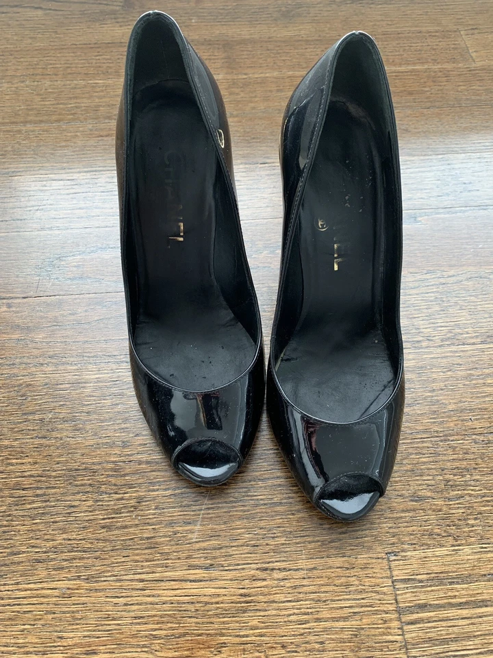 CHANEL Black Gold Patent Leather Interlocking CC Peep-toe Pumps 36.5 - Image 3 of 4