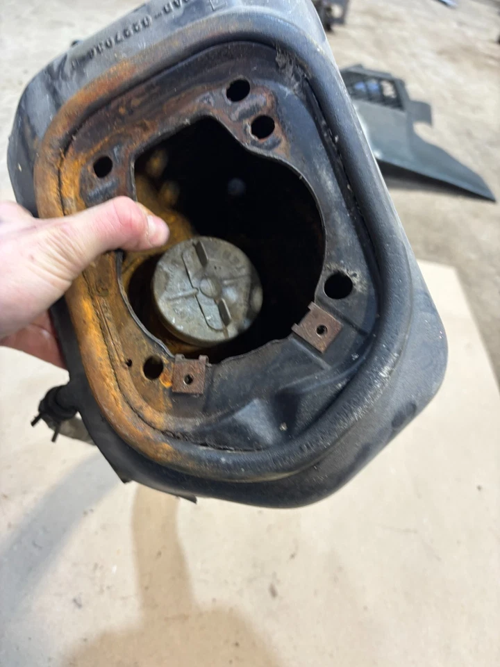 Ford Galaxy Ltd 68 1968 cuello de llenado de combustible con cubierta OEM C8AB-6227936-B Galaxy Foto 4 de 4