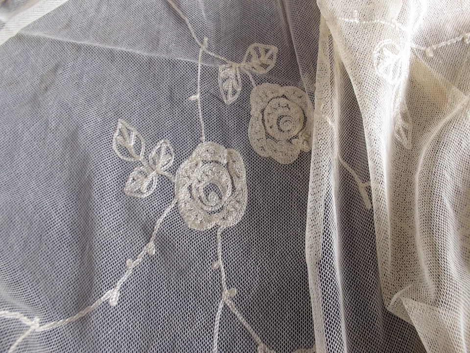 RIDEAU EN FILET BRODE AU FIL DE SOIE  / BLANC /  DECOR 1930 FRANGES EN SOIE - Photo 4/4