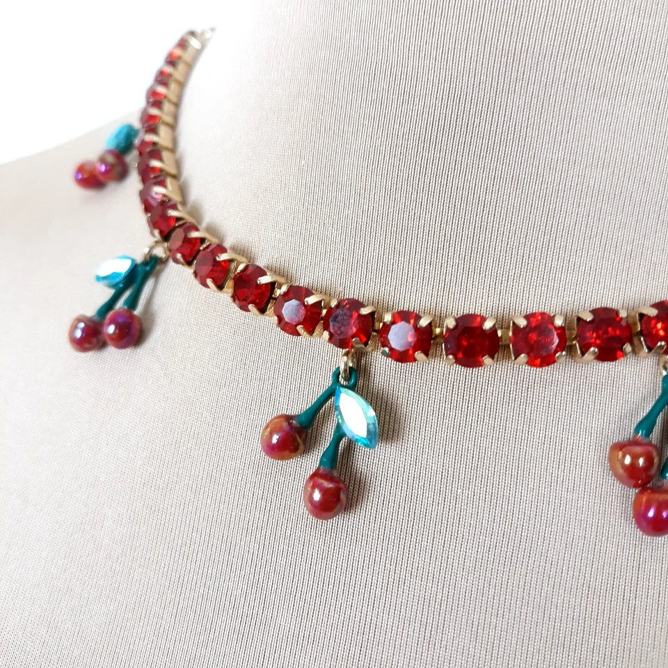 Collar gargantilla Betsey Johnson con dije de cereza con estrás rojo cadena de tenis cuelga Foto 4 de 4