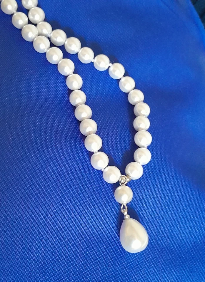 COLLANA DONNA PERLE BIANCHE ANNODATA A MANO CON PENDENTE PERLA GOCCIA E ARGENTO - Immagine 3 di 4