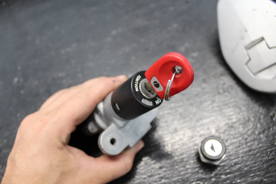 03-06 JUEGO DE LLAVES DE ENCENDIDO DUCATI 749 999 OEM TAPA DE GAS Y BLOQUEO DE ASIENTO 04 05 2005 Foto 2 de 4