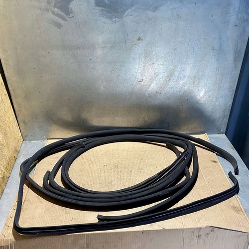 Juego de molduras de goma negras para alféizar de puerta delantera y trasera Mercedes-Benz W210 - Imagen 1 de 10