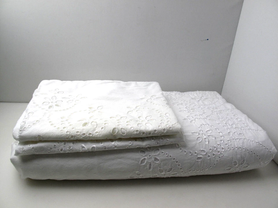 Edredón Tahari Home Queen + 2 fundas de almohada blanco 84"x 82" bordado floral Foto 2 de 4