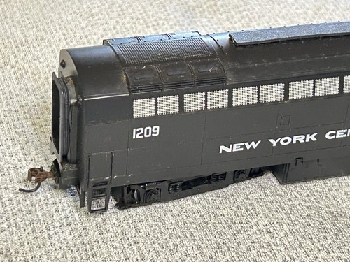 ROCO HO Baldwin RF-16 Sharknose Diesel Locomotive #1209 New York Central - Picture 9 of 11