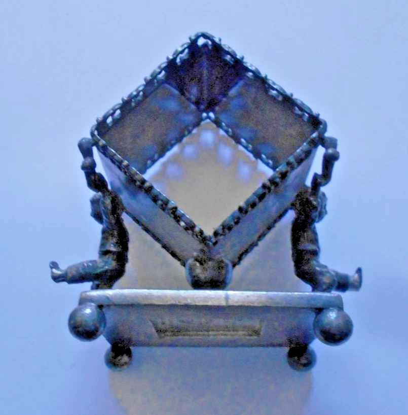 ANTIGUO SOPORTE PARA ANILLO SERVILLETA NIÑO PATEANDO PLATO PLATA EE. UU. VICTORIANO MERIDEN 832 Foto 3 de 4