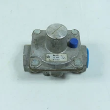 Maxitrol RV47L Gas Pressure Regulator 1/2" NPT Poppet Type 1/2PSIG