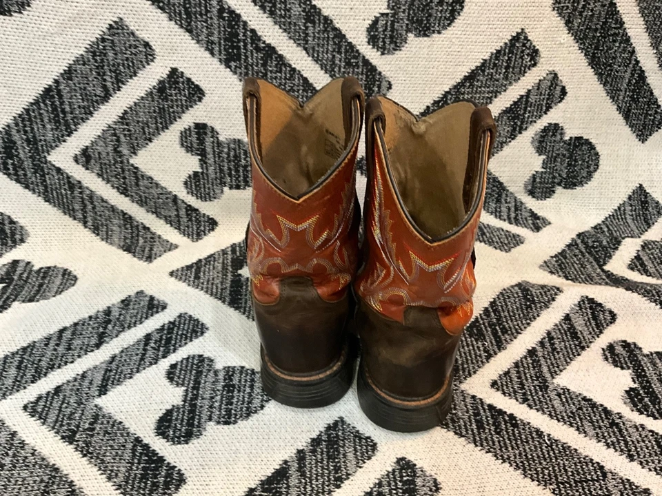 ARIAT DARK BROWN LEATHER COWGIRL BOOTS. SIZE 5 - Image 2 of 4