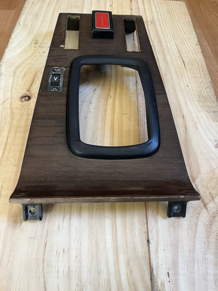 INTERRUPTOR VENTANA CONSOLA CENTRAL DELANTERA MERCEDES BENZ W116 300SD Foto 4 de 4