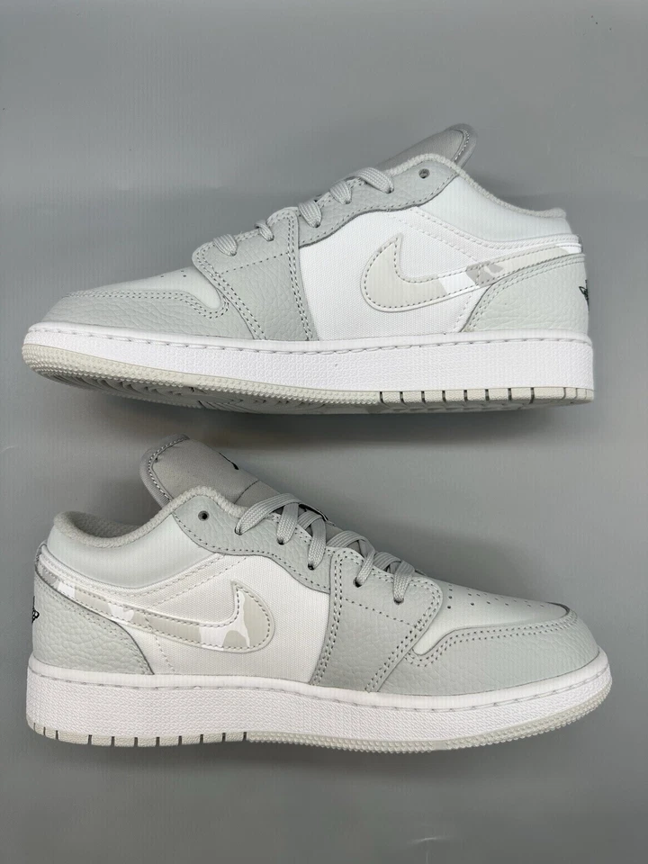 NIKE AIR JORDAN 1 LOW SE BLANCO CAMUFLAJE GRIS DD3234-100 GS FOTÓN POLVO GRIS NIEBLA Foto 3 de 4