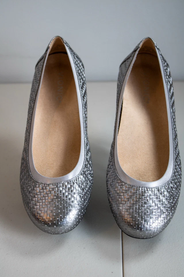 Zapatos planos cómodos clásicos de cuero plateado Vionic Anita para todo el día para mujer talla 8W” Foto 4 de 4