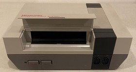 1989 NINTENDO NES ACTION SET CONSOLE SUPER MARIO DUCK HUNT RED ZAPPER CIB TESTED