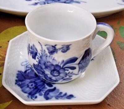 ROYAL COPENHAGEN CREME TASSE & UNTERTASSE BLAU BLUMEN MUSTER (ohne Deckel) Flohbiss
