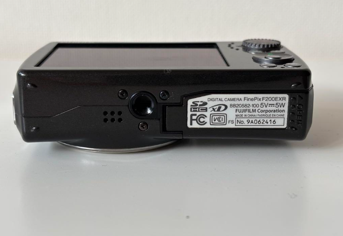 FUJIFILM FinePix F200 EXR Compact Digital Camera w/ Box FUJIFILM FinePix F200 EXR Compact Digital Camera w/ Box