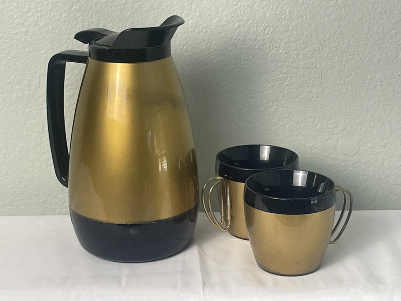 3 pc Vtg West Bend Thermo Serve Coffee Carafe Set 2 Mugs GOLD & BLACK MCM USA