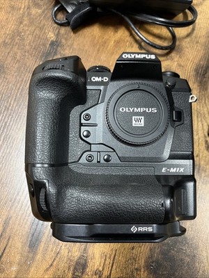 Olympus OM-D E-M1X, 2 Batteries & Chargers, Strap, 685 Shutter Count, AC-5, RRS