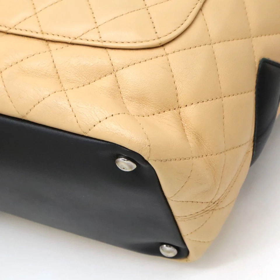 Bolsa de ombro CHANEL Cambon Line média A25167 couro de bezerro macio bege preto - Imagem 3 de 4