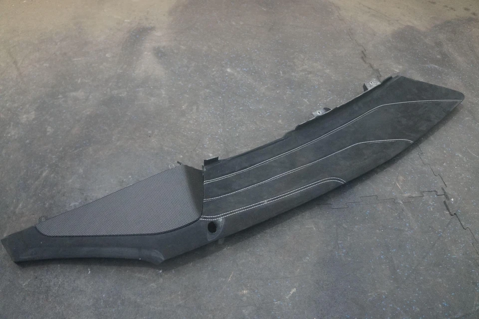 Inserto de panel de moldura Alcantara para puerta del conductor delantera izquierda 84354000 OEM Ferrari FF 2014 Foto 2 de 4