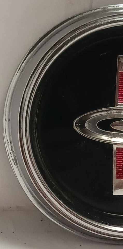 Usado OEM emblema de botão de buzina de volante GM 1965-1966 Chevrolet Corvair (SC16) - Imagem 2 de 4