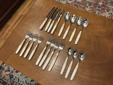 19 - Pfaltzgraff 4 Soup Spoons 4 Salad Forks White Tan Plastic Handle Stainless