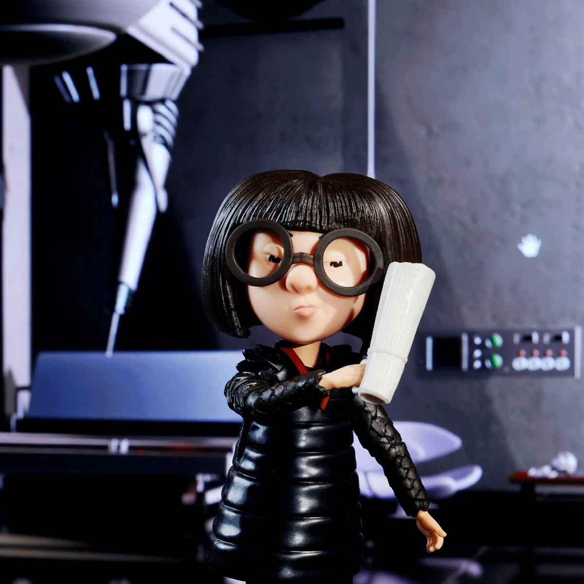 EDNA; multicolored сар 2022 SDCC Exclusive Pixar Spotlight Series Edna Mode Figure