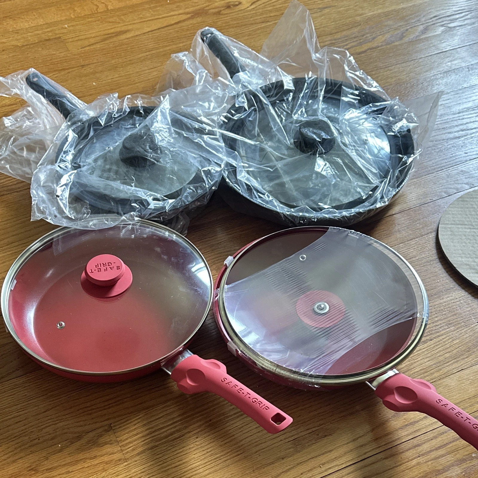 SAFE-T-GRIP Ceramic Coated Aluminum Frying Pan 4-Piece Set Red Black w/ Lids
Opens in a new window o