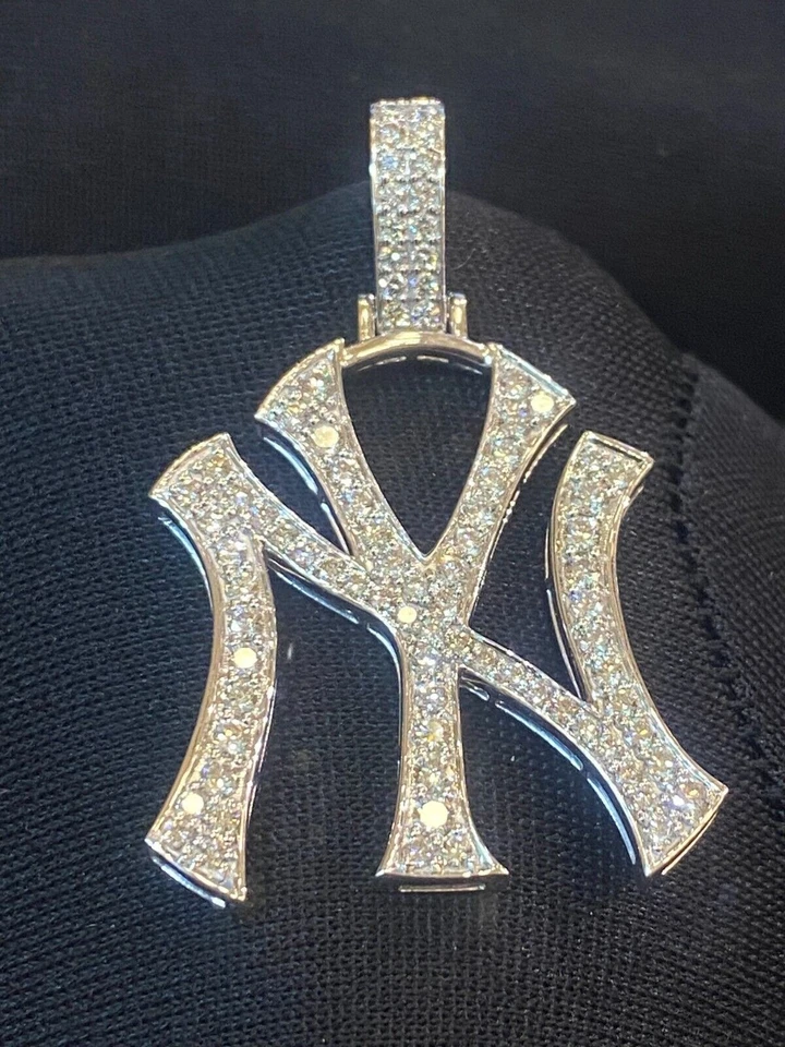 Colgante personalizado de diamantes creados en laboratorio de corte redondo de 3 quilates enchapado en oro blanco de 14 quilates de Nueva York para hombre Foto 3 de 4