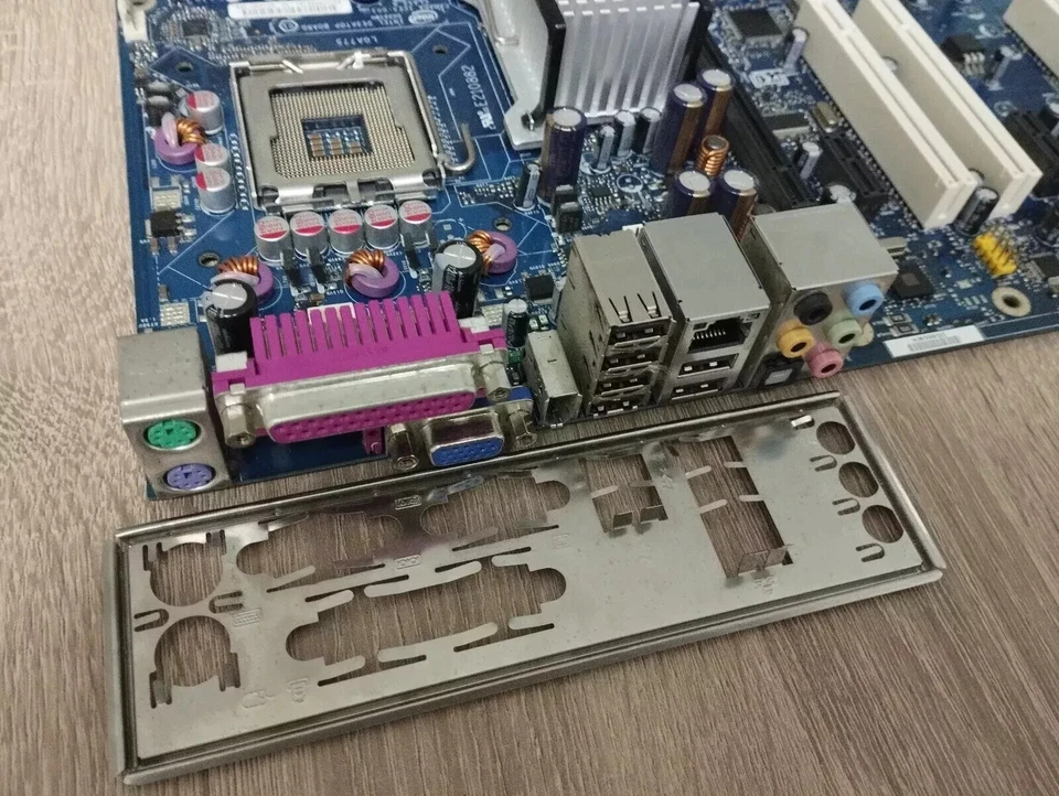 Intel DG965WH, LGA775 Socket (BLKDG965WHMKRPAK10) Motherboard - Image 2 of 2