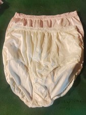 Lot Of 2 Size 8 vintage Hanes Her Way 100 Captiva nylon panties w/Lace