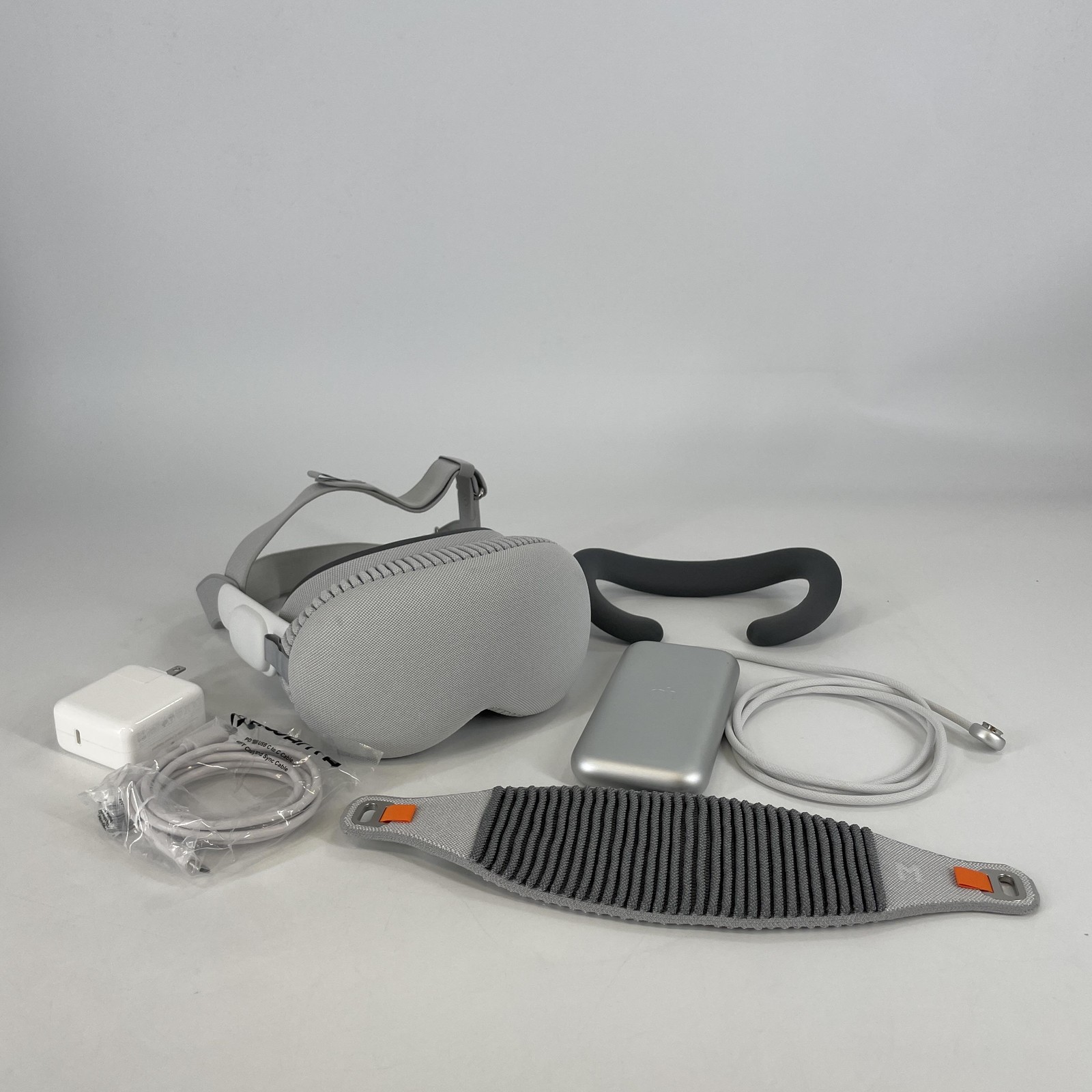 Apple Vision Pro VR Headset 256GB w/ Dual Loop Band-M/Light Seal-21W - Excellent