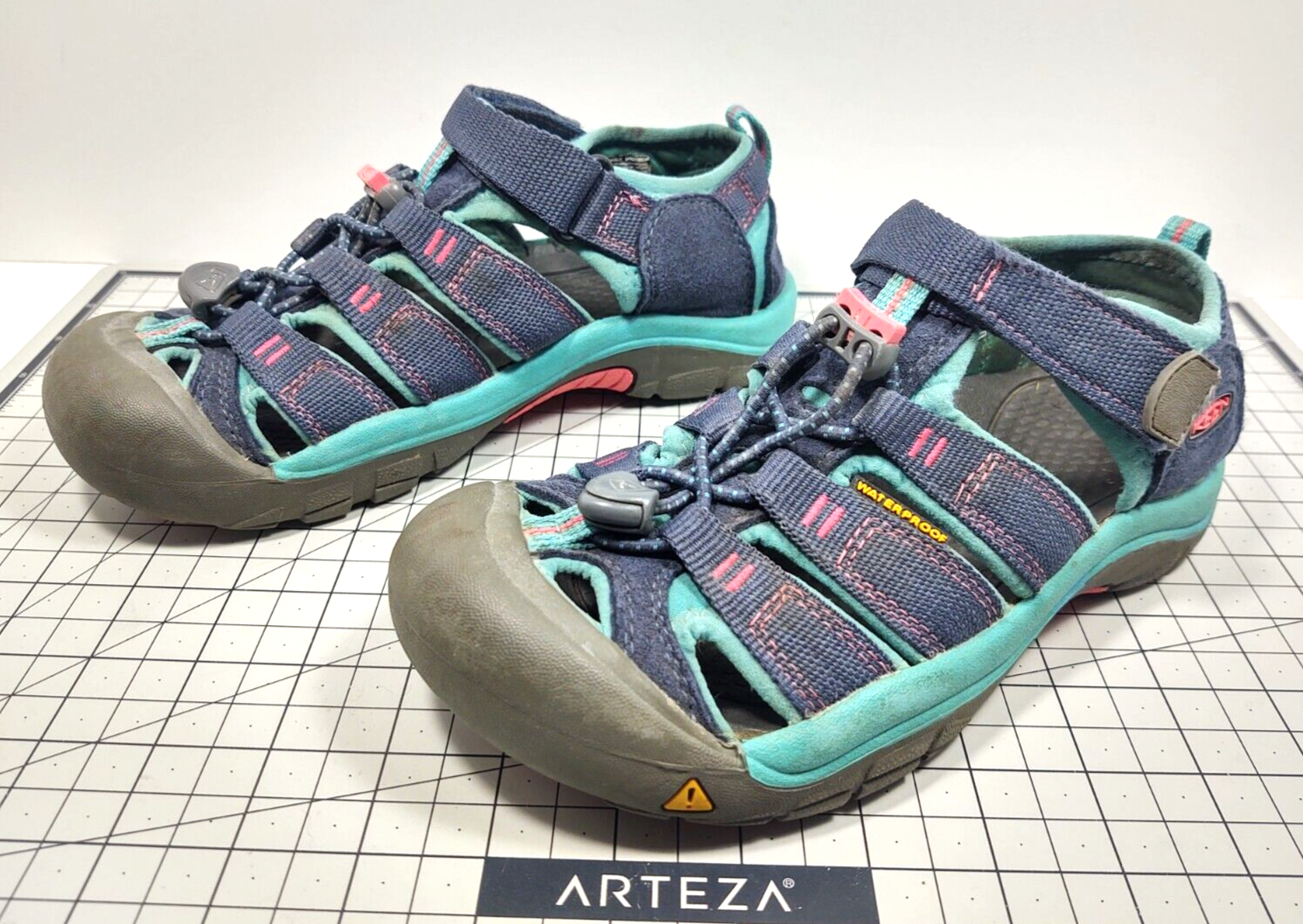 Sandali impermeabili Keen Newport H2 giovanili blu navy cinturino verde acqua taglia 3 US