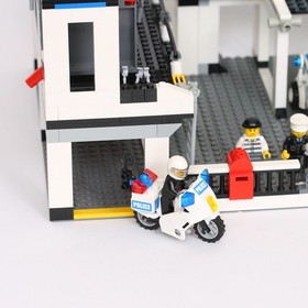 LEGO City 7744 Police Headquarters from 2008 *NEAR COMPLETE*