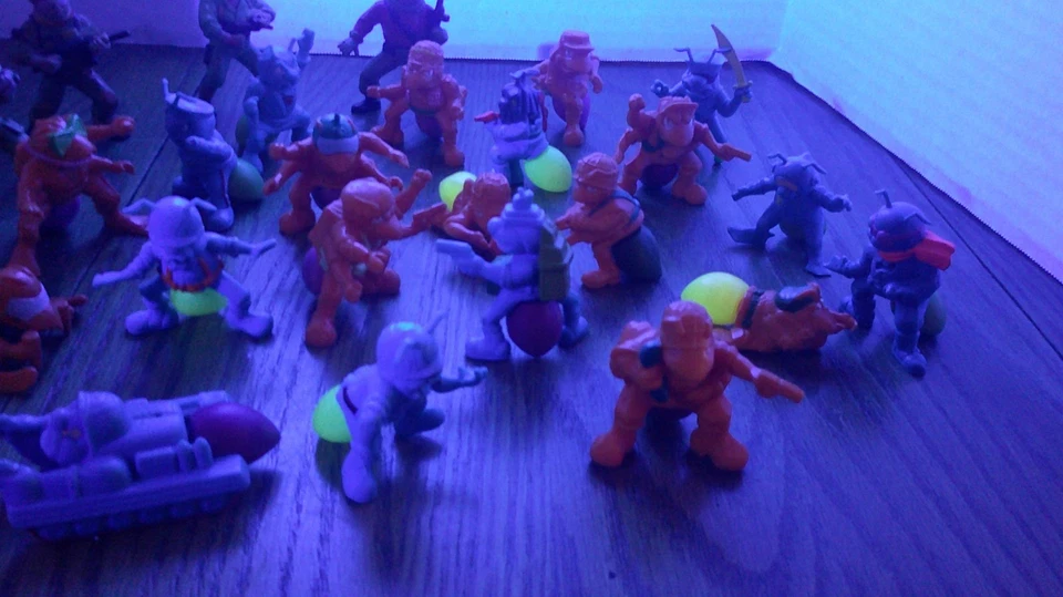 Hormigas del ejército Hasbro 1987 vintage 30 hormigas azules y naranjas 5 humanos brillan luz UV Z157 Foto 3 de 4