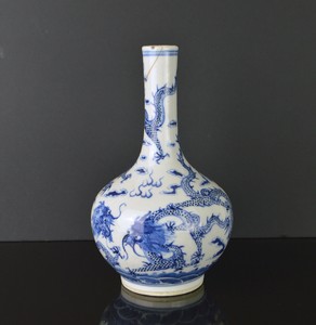 A 19TH CENTURY CHINESE PORCELAIN BLUE & WHITE VASE WITH 3 DRAGONS