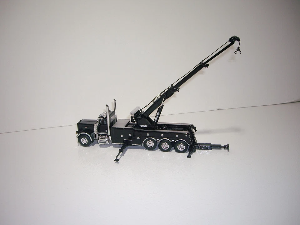 DCP FIRST GEAR 1/64 BLACK TRI-AXLE PETE 389 DAY CAB WITH CENTURY 1150 WRECKER - Image 3 of 4