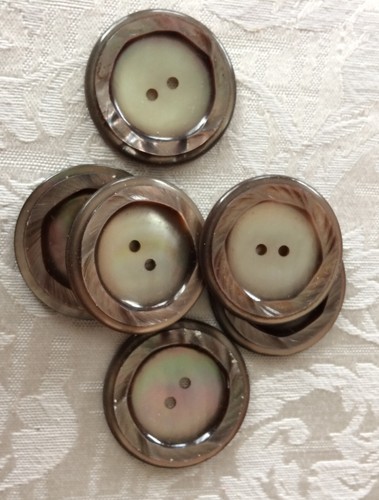 Perlmuttknöpfe, 6 verzierte Knöpfe, 20mm.