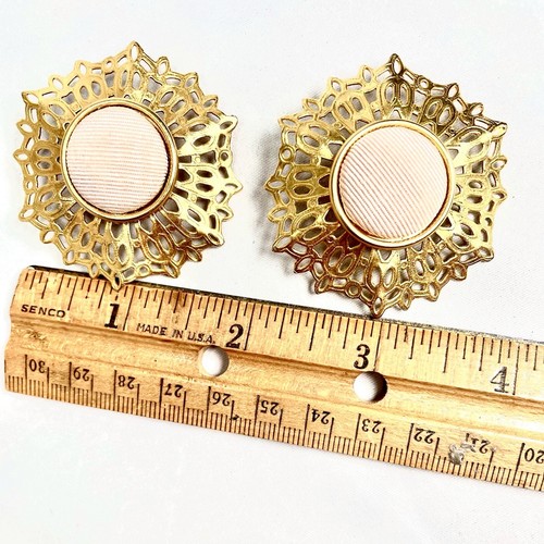 VTG EARRINGS 60s MOD PINK FABRIC CENTER GOLD EP CHUNKY FILIGREE CLIP ON - Picture 9 of 10