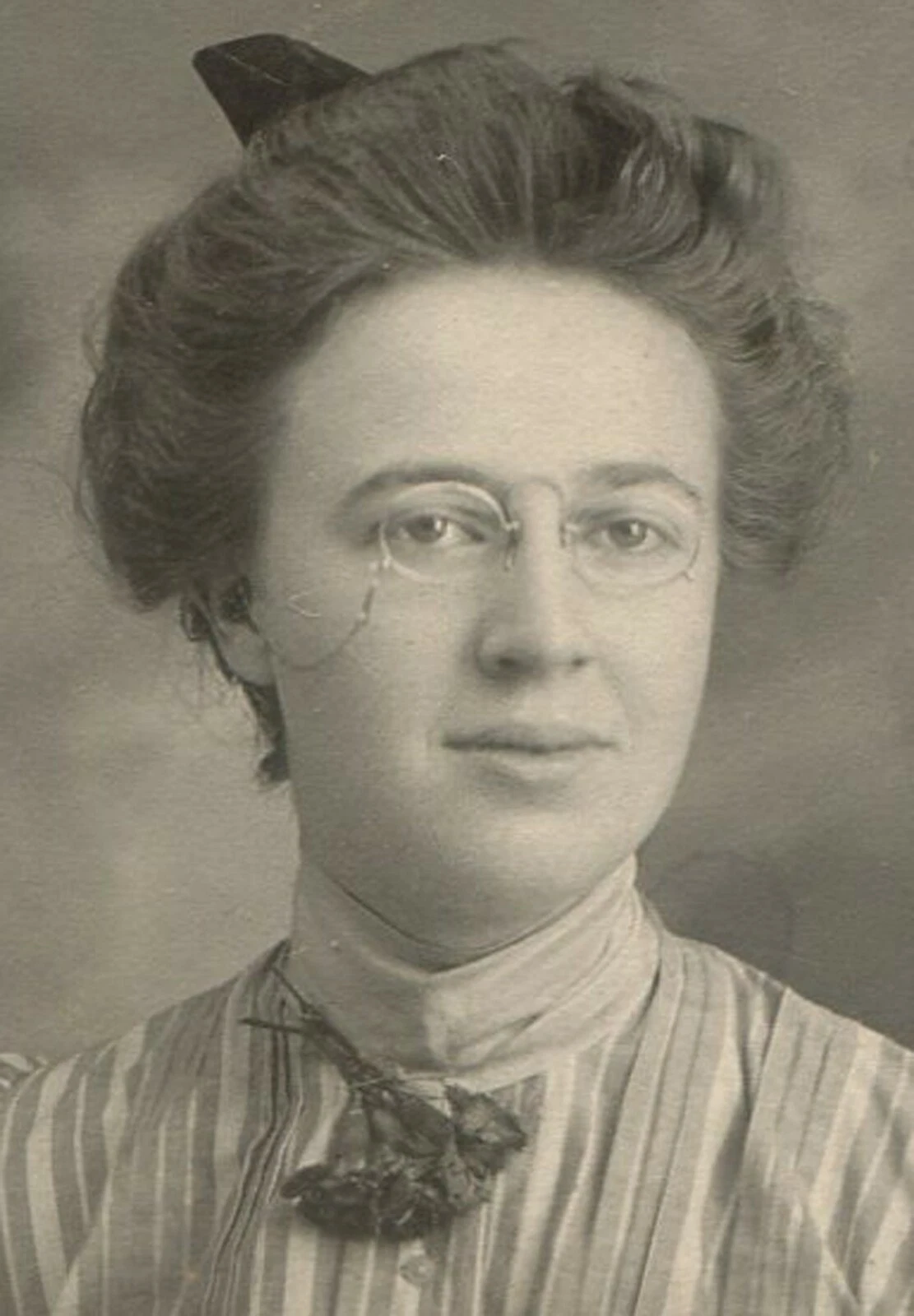 WOMAN EYE GLASSES AND STRIPED DRESS. 1900s.4X3 INCHES.