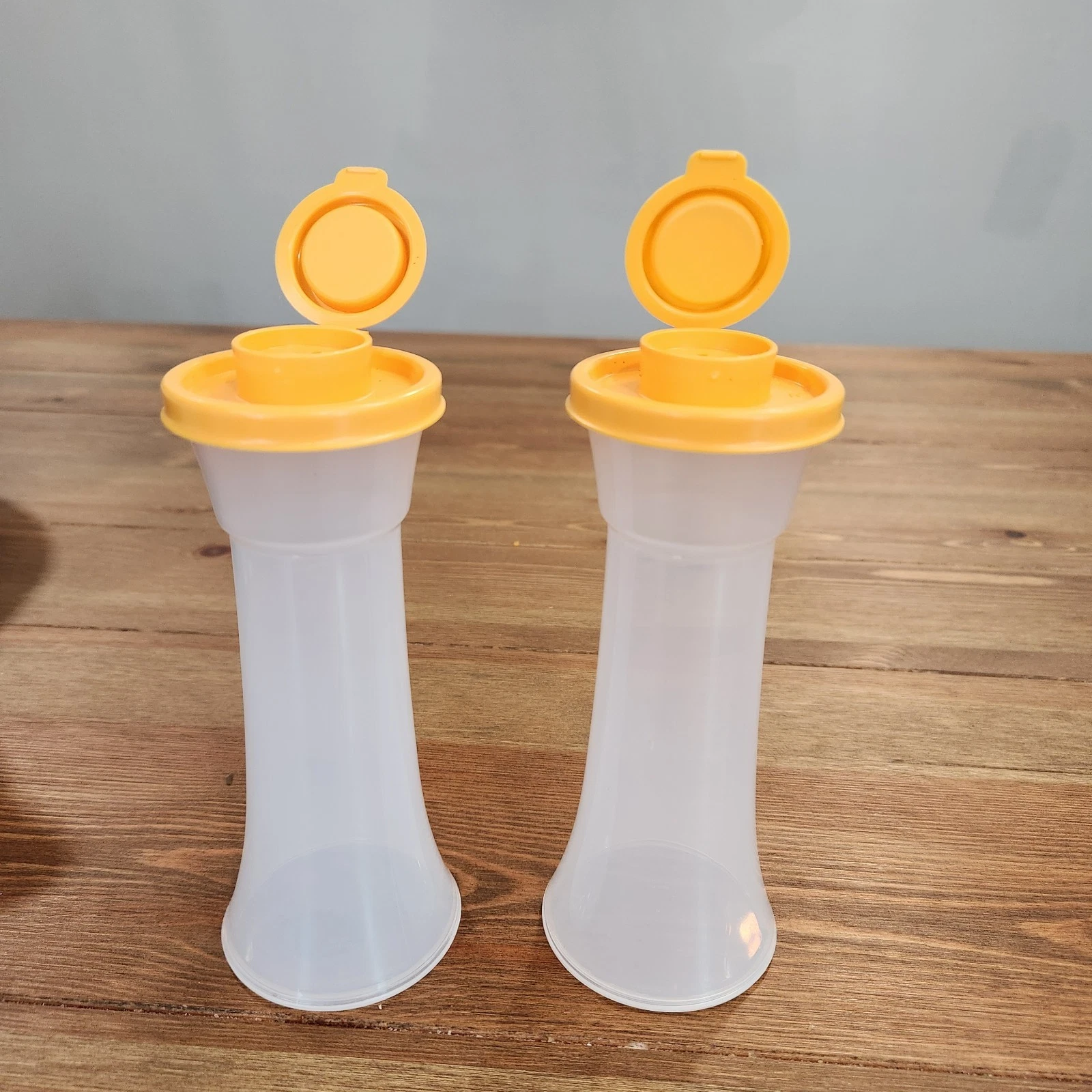 Tupperware hourglass Large Salt & Pepper Shakers Set Goldenberry