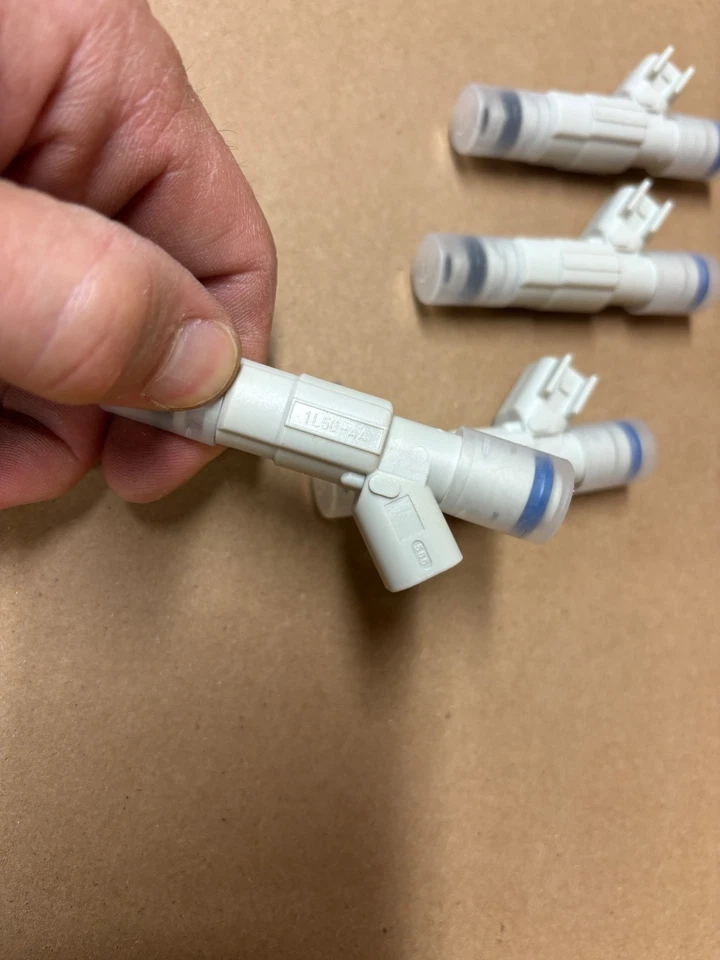 NUEVO JUEGO DE INYECTORES DE COMBUSTIBLE OEM Motorcraft cm-4971 Ford Ranger Mazda B2300 2.3 i4 2001 Foto 2 de 4