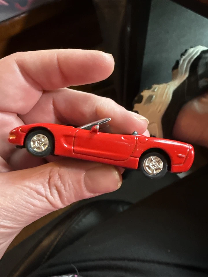 Se abre el capó del auto Chevrolet Chevy Corvette 1998 Racing Champions Fast And Furious Foto 3 de 4