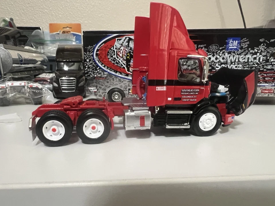 1/64 dcp volvo truck Southern Freight Truck Only N Dolly - Image 4 of 4