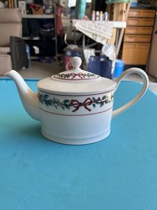 William Roberts Fine China Teapot Holiday Garland Design