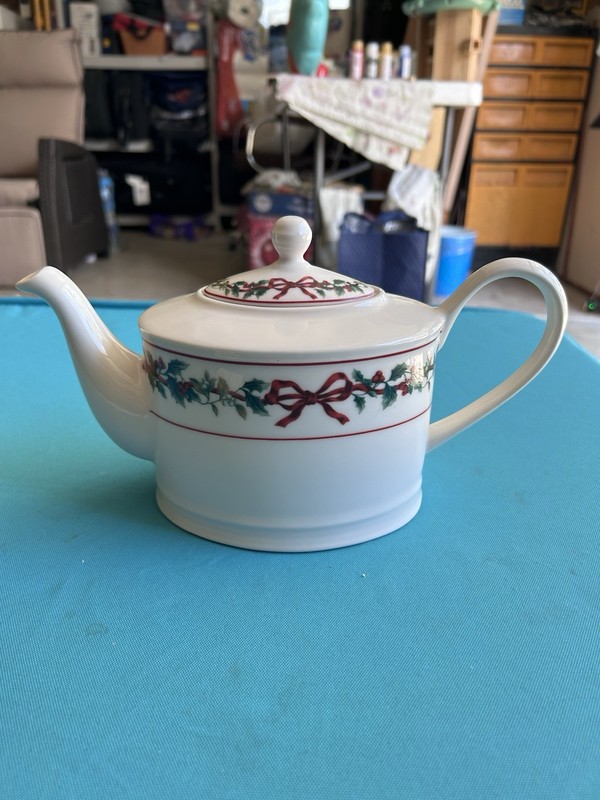 William Roberts Fine China Teapot Holiday Garland Design