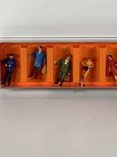 HO Preiser 14029 At The Platform Gate