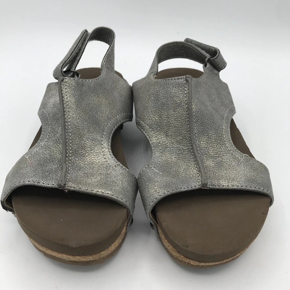 Sandalias de cuña Corkys para niños pequeñas niñas VOLTA talla 12 peltre plateado con tachuelas usadas en excelente estado Foto 2 de 4