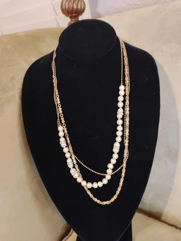 J. Collar Crew Capas Imitación Perla Estrás Tres Hilos Tono Dorado 24" Foto 2 de 4