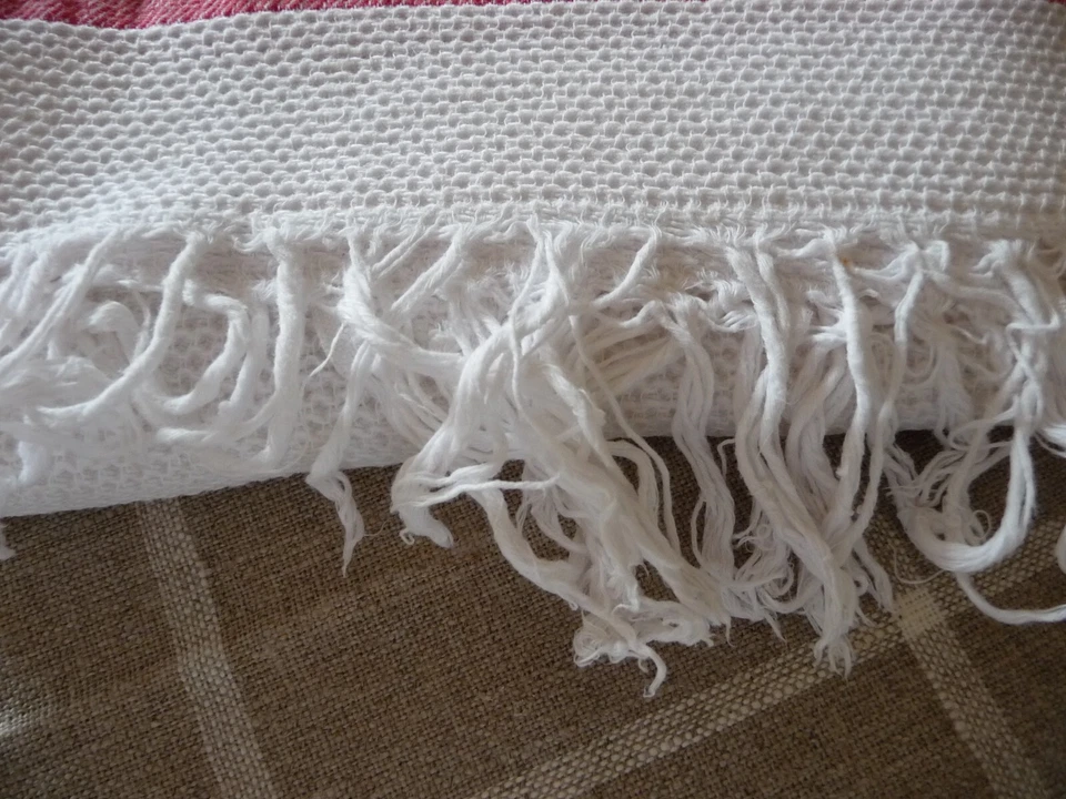 1 Ancienne  Serviette nid d'abeille  coton blanc  liteaux rouges ( ref 5 ) - Photo 3/4