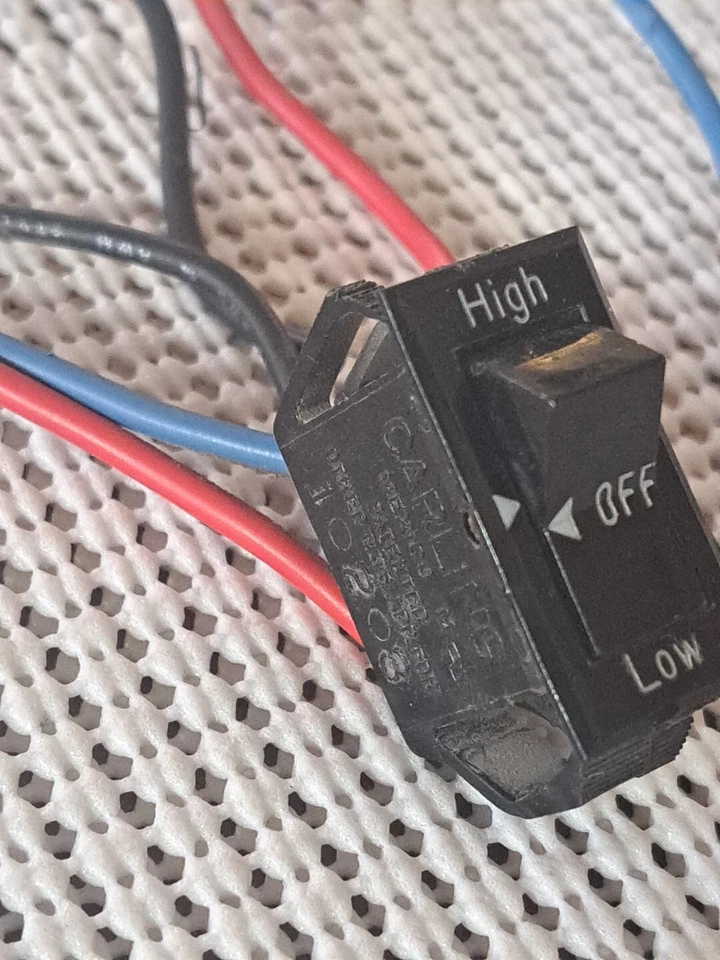 Interruptor de encendido/apagado para aspiradora Eureka Sanitaire, modelo S650.  Foto 3 de 4