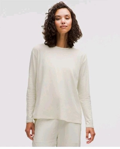 Camisa de manga larga ajustada relajada espalda torcida Lululemon talla M nueva sin etiquetas en algodón Bone Pima - Imagen 2 de 9